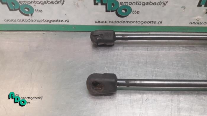 Set of tailgate gas struts from a Renault Clio III Estate/Grandtour (KR) 1.2 16V TCE 100 2009