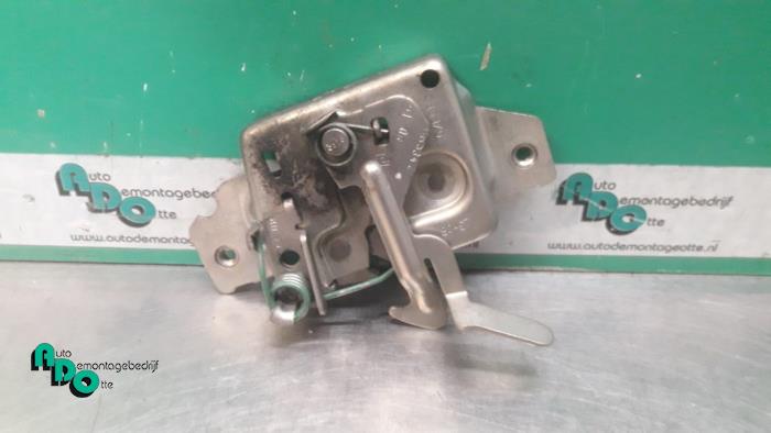 Bonnet lock mechanism from a Renault Clio III Estate/Grandtour (KR) 1.2 16V TCE 100 2009