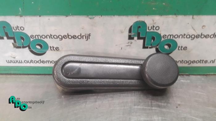Usados Manivela de ventanilla Daihatsu Cuore (L251/271/276) 1.0 12V DVVT Precio € 5,00 Norma de margen ofrecido por Autodemontagebedrijf Otte