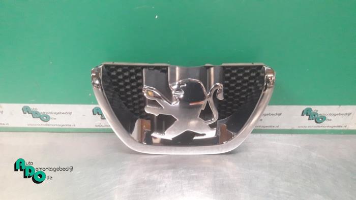 Begagnade Emblem Peugeot 207 CC (WB) 1.6 16V Pris € 15,00 Marginaltabell erbjuds av Autodemontagebedrijf Otte