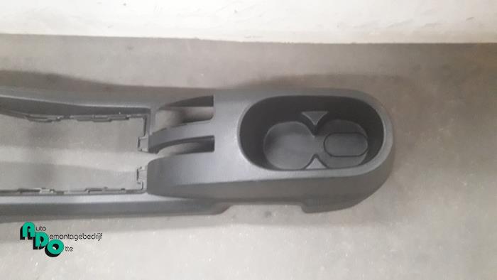 Middle console from a Peugeot 207 CC (WB) 1.6 16V 2008