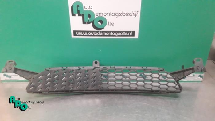 Begagnade Grill Toyota Aygo (B10) 1.0 12V VVT-i Pris € 15,00 Marginaltabell erbjuds av Autodemontagebedrijf Otte