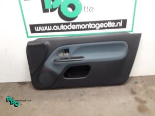 Używane Tapicerka drzwi prawych wersja 2-drzwiowa Renault Clio II Societe (SB) 1.5 dCi 68 Cena € 40,00 Procedura marży oferowane przez Autodemontagebedrijf Otte
