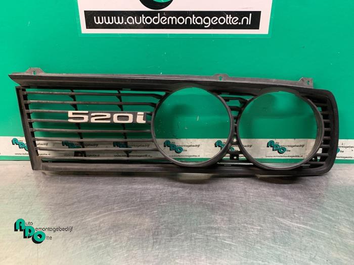 Używane Grill BMW 5 serie (E12) 520i Cena € 50,00 Procedura marży oferowane przez Autodemontagebedrijf Otte