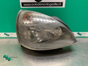 Używane Reflektor prawy Renault Clio II (BB/CB) 1.2 16V Cena € 20,00 Procedura marży oferowane przez Autodemontagebedrijf Otte