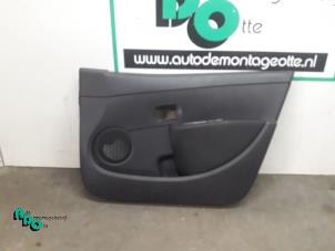 Używane Tapicerka drzwi prawych przednich wersja 4-drzwiowa Renault Clio III (BR/CR) 1.5 dCi FAP Cena € 40,00 Procedura marży oferowane przez Autodemontagebedrijf Otte