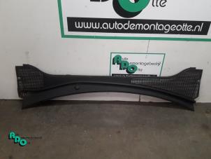 Used Cowl top grille Renault Clio III (BR/CR) 1.5 dCi FAP Price on request offered by Autodemontagebedrijf Otte