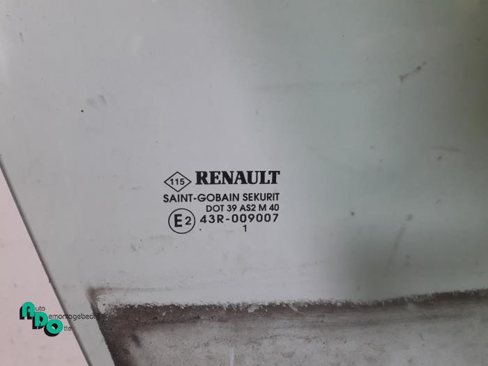 Szyba drzwi prawych przednich wersja 4-drzwiowa z Renault Clio III (BR/CR) 1.5 dCi FAP 2011