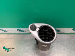 Used Dashboard vent Renault Clio III (BR/CR) 1.5 dCi FAP Price € 10,00 Margin scheme offered by Autodemontagebedrijf Otte