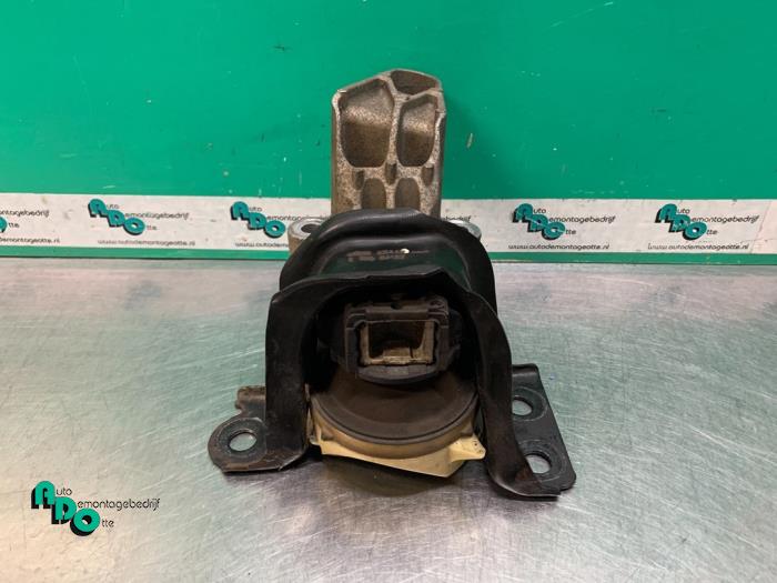 Used Engine mount Renault Clio III (BR/CR) 1.5 dCi FAP Price € 25,00 Margin scheme offered by Autodemontagebedrijf Otte