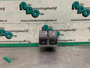 Usagé Commutateur vitre électrique Volkswagen Polo IV (9N1/2/3) 1.4 16V Prix € 10,00 Règlement à la marge proposé par Autodemontagebedrijf Otte