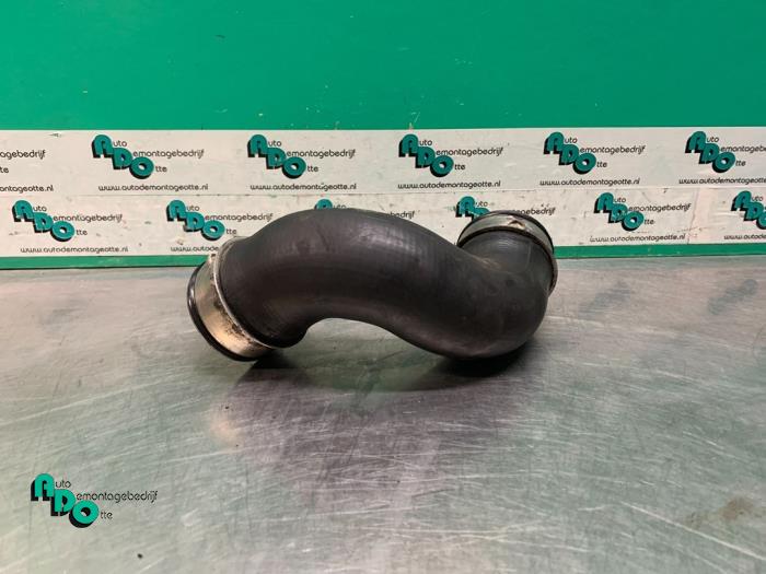 Gebrauchte Intercooler Schlauch Mercedes C Combi (S203) 2.2 C-220 CDI 16V Preis € 25,00 Margenregelung angeboten von Autodemontagebedrijf Otte