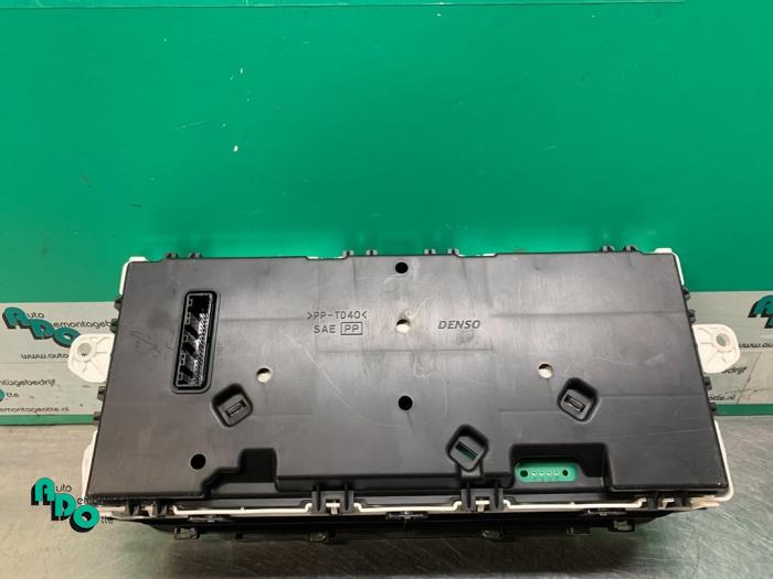 Panel de instrumentación de un Daihatsu Cuore (L251/271/276) 1.0 12V DVVT 2006