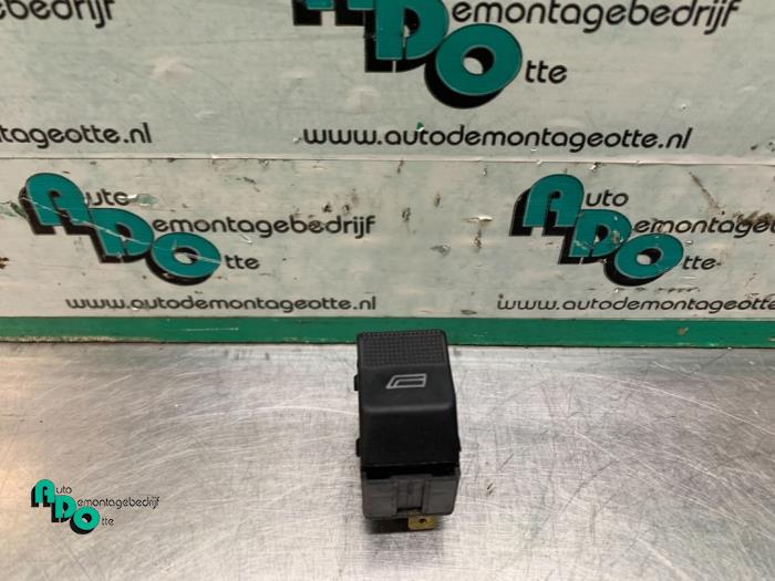 Usados Interruptor de ventanilla eléctrica Audi A4 Avant (B5) 2.4 30V Precio € 10,00 Norma de margen ofrecido por Autodemontagebedrijf Otte