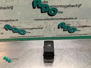 Usagé Commutateur vitre électrique Skoda Fabia (6Y5) 2.0i Prix € 10,00 Règlement à la marge proposé par Autodemontagebedrijf Otte