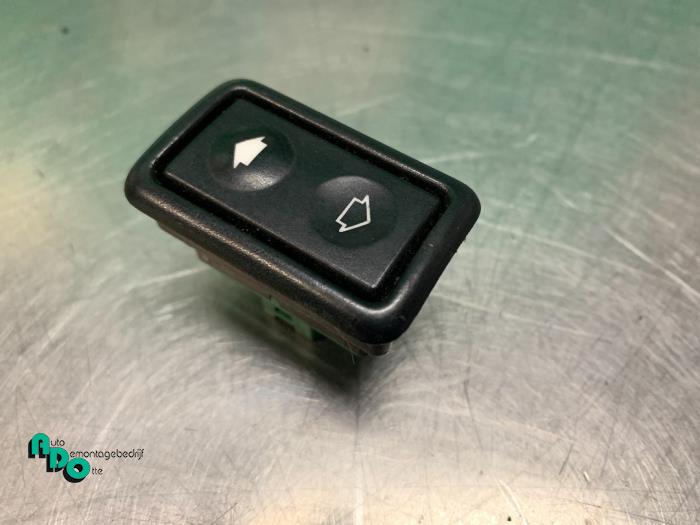 Usados Interruptor de ventanilla eléctrica BMW 3 serie (E36/2) 318iS 1.8 16V Precio € 10,00 Norma de margen ofrecido por Autodemontagebedrijf Otte