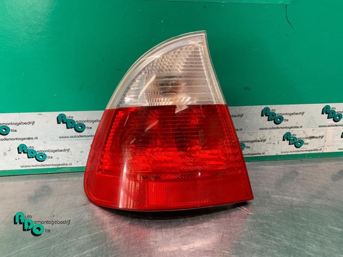 Taillight, left from a BMW 3 serie Touring (E46/3) 318i 2001
