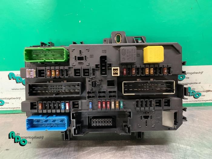 Fuse box from a Opel Astra H (L48) 1.6 16V Twinport 2004