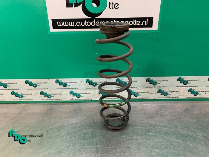 Front spring screw from a Seat Ibiza IV (6J5) 1.2 TDI Ecomotive 2013
