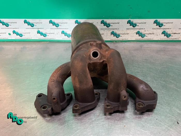 Exhaust manifold + catalyst from a Opel Corsa C (F08/68) 1.4 16V Twin Port 2004