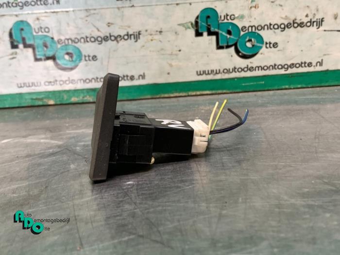 Usados Interruptor de ventanilla eléctrica Fiat Panda (169) 1.2 Fire Precio € 5,00 Norma de margen ofrecido por Autodemontagebedrijf Otte