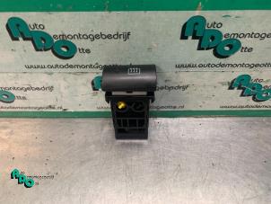 Used Rear window heating switch Kia Picanto (BA) 1.0 12V Price € 10,00 Margin scheme offered by Autodemontagebedrijf Otte