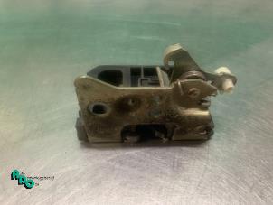 Used Sliding door lock mechanism, left Peugeot Boxer (244) 2.8 HDi 127 Price € 20,00 Margin scheme offered by Autodemontagebedrijf Otte