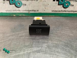 Usados Interruptor ESP Audi A6 (C6) 2.4 V6 24V Precio € 10,00 Norma de margen ofrecido por Autodemontagebedrijf Otte