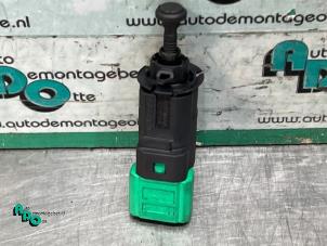 Used Brake light switch Peugeot 308 (4A/C) 1.6 HDiF 16V Price € 10,00 Margin scheme offered by Autodemontagebedrijf Otte