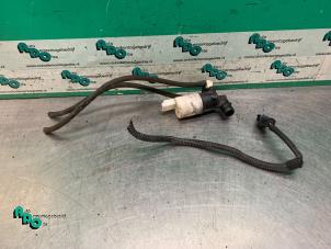 Used Windscreen washer pump Peugeot 308 (4A/C) 1.6 HDiF 16V Price € 10,00 Margin scheme offered by Autodemontagebedrijf Otte