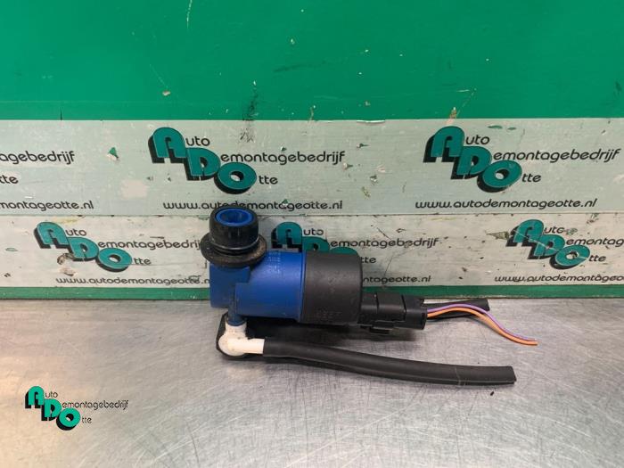 Windscreen washer pump from a Renault Clio III (BR/CR) 1.2 16V 65 2007