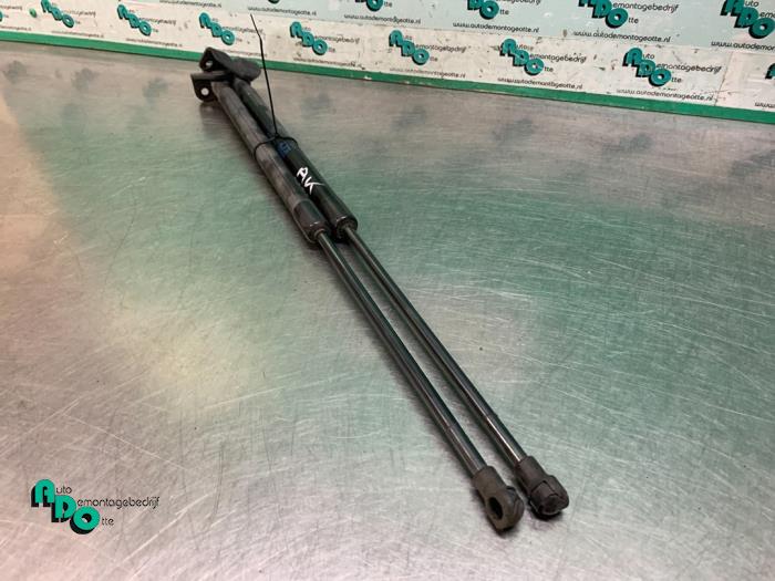 Set of tailgate gas struts from a Seat Altea (5P1) 1.6 2005