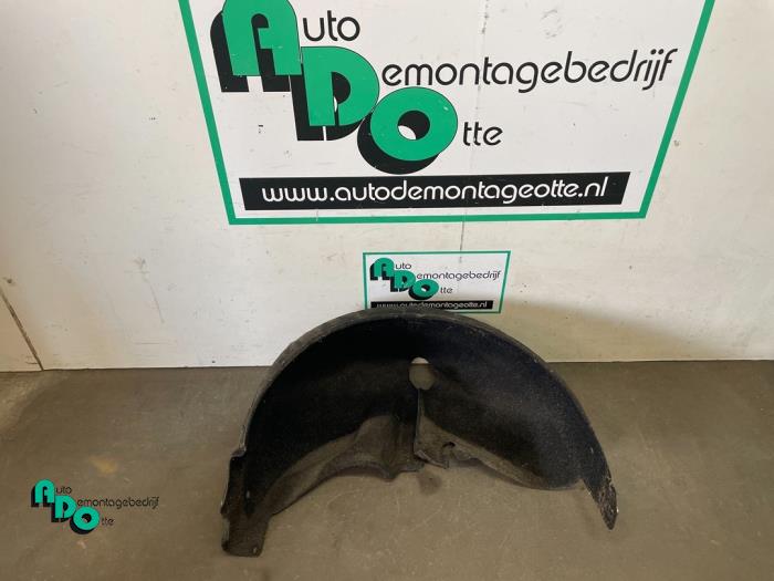 Wheel arch liner from a Audi A4 Avant (B6) 2.0 20V 2002