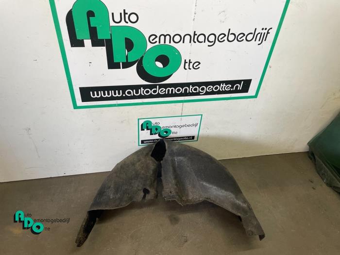 Wheel arch liner from a Audi A4 Avant (B6) 2.0 20V 2002