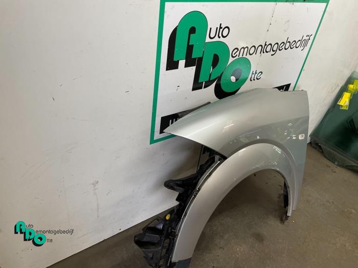 Front wing, left from a Audi A2 (8Z0) 1.4 16V 2000
