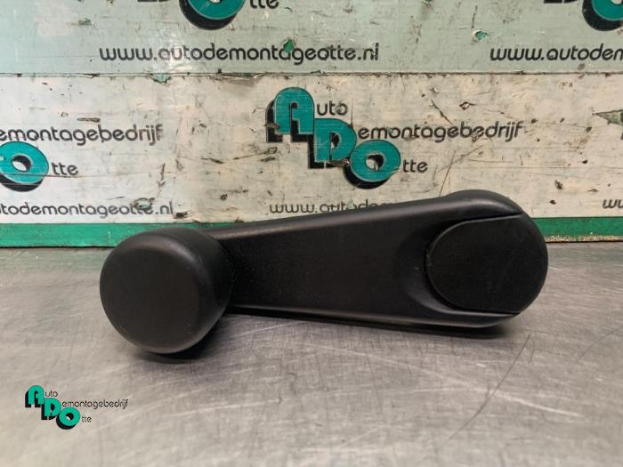 Usados Manivela de ventanilla BMW 1 serie (E87/87N) 116i 1.6 16V Precio € 10,00 Norma de margen ofrecido por Autodemontagebedrijf Otte