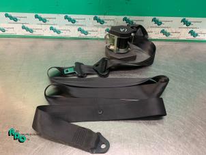 Begagnade Bakre säkerhetsbälte, vänster Peugeot 207/207+ (WA/WC/WM) 1.6 16V VTi Pris € 25,00 Marginaltabell erbjuds av Autodemontagebedrijf Otte