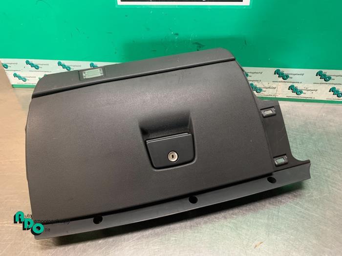 Begagnade Handskfack Volvo V50 (MW) 2.0 D 16V Pris € 20,00 Marginaltabell erbjuds av Autodemontagebedrijf Otte