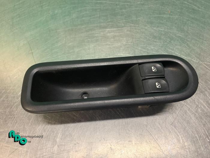 Usados Interruptor de ventanilla eléctrica Renault Twingo II (CN) 1.2 16V Precio € 10,00 Norma de margen ofrecido por Autodemontagebedrijf Otte