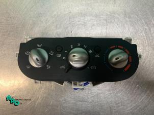 Usados Panel de control de calefacción Renault Twingo II (CN) 1.2 16V Precio € 20,00 Norma de margen ofrecido por Autodemontagebedrijf Otte