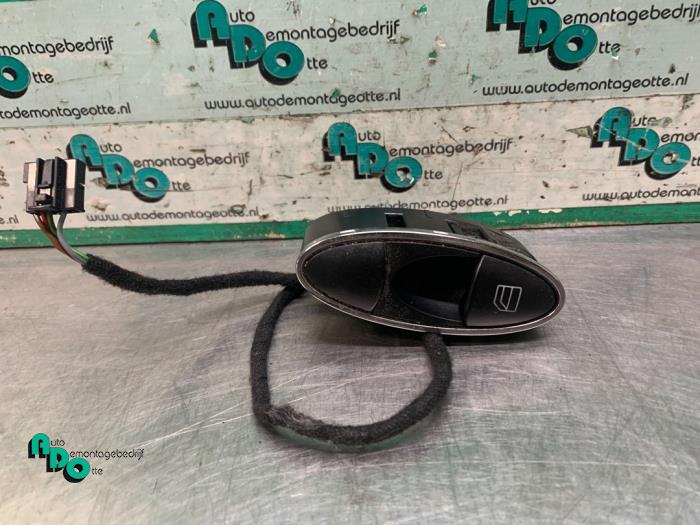 Usados Interruptor de ventanilla eléctrica Mercedes E Combi (S211) 3.2 E-320 CDI 24V Precio € 10,00 Norma de margen ofrecido por Autodemontagebedrijf Otte