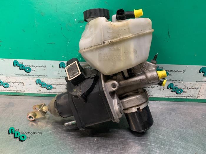 Master cylinder from a Mercedes-Benz E Combi (S211) 3.2 E-320 CDI 24V 2003