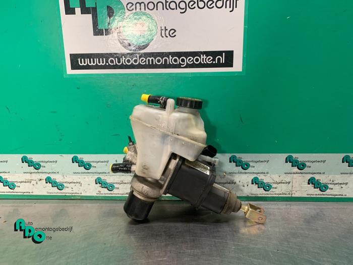 Master cylinder from a Mercedes-Benz E Combi (S211) 3.2 E-320 CDI 24V 2003
