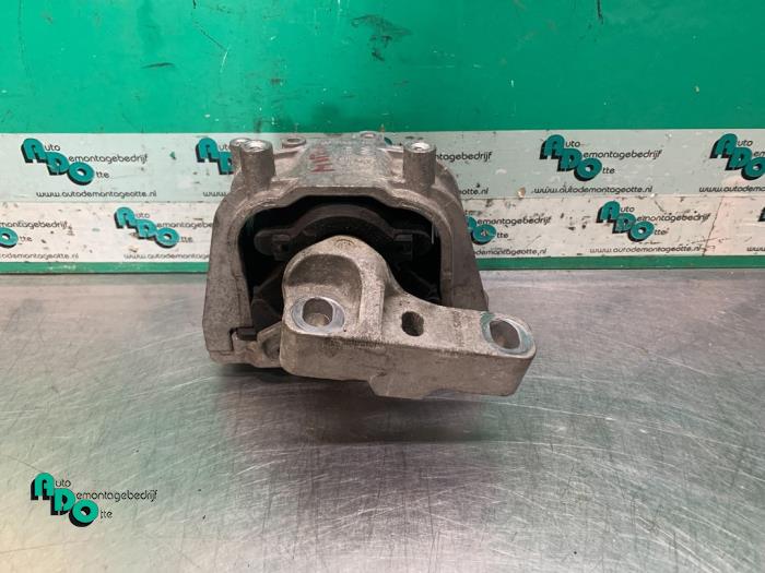 Usagé Support moteur Volkswagen Caddy III (2KA,2KH,2CA,2CH) 1.6 TDI 16V Prix € 20,00 Règlement à la marge proposé par Autodemontagebedrijf Otte