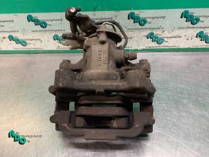 Used Rear brake calliper, right Volkswagen Caddy III (2KA,2KH,2CA,2CH) 1.6 TDI 16V Price € 25,00 Margin scheme offered by Autodemontagebedrijf Otte