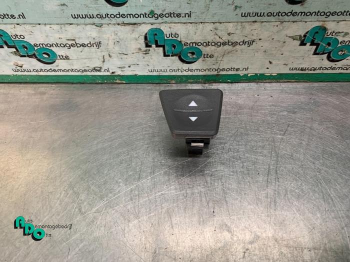 Usados Interruptor de ventanilla eléctrica Fiat Panda (169) 1.3 D 16V Multijet Precio € 10,00 Norma de margen ofrecido por Autodemontagebedrijf Otte