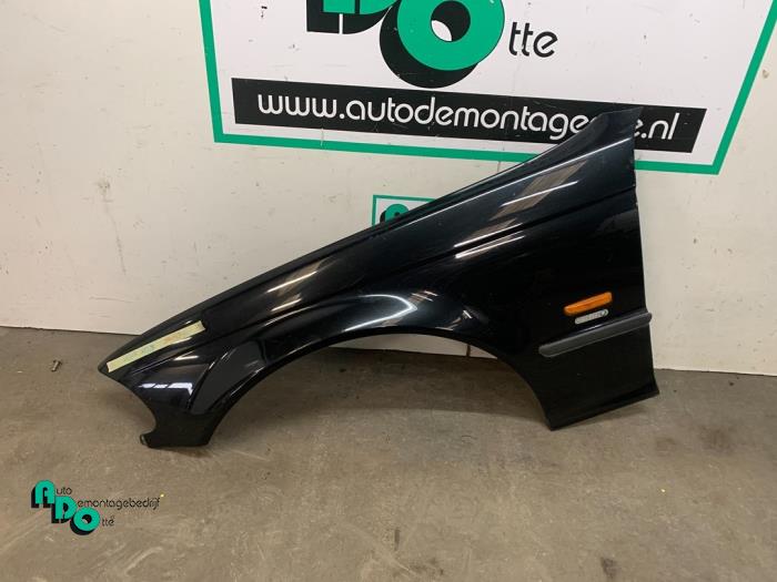Front wing, left from a BMW 3 serie Touring (E46/3) 320d 16V 2001