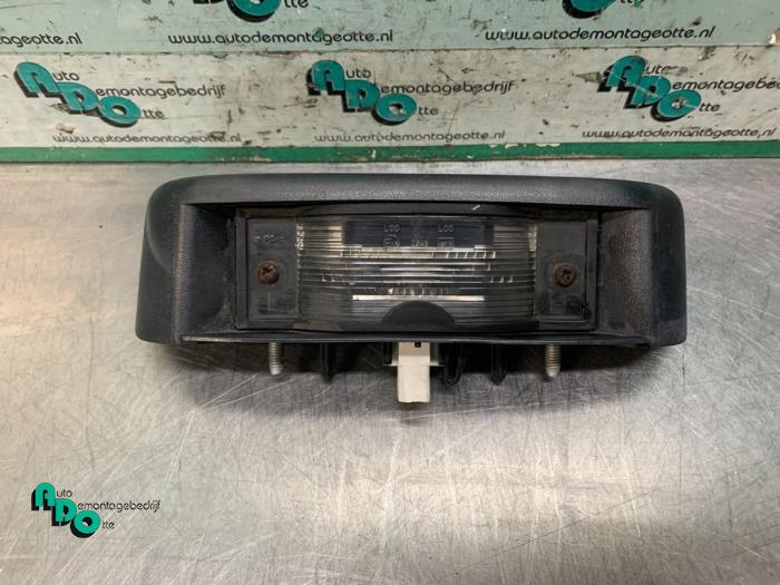 Begagnade Nummerskyltbelysning Opel Vivaro 1.9 DI Pris € 10,00 Marginaltabell erbjuds av Autodemontagebedrijf Otte