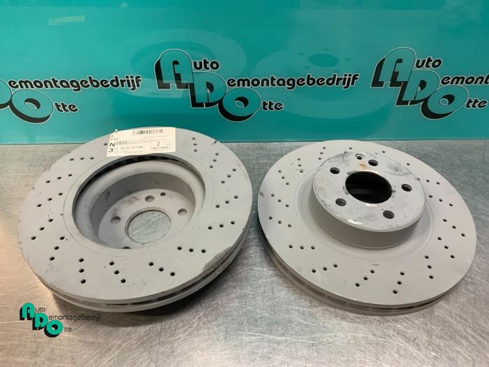 Front brake disc from a Mercedes-Benz S (W220) 5.0 S-500 V8 24V 4-Matic 2002