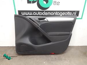 Używane Tapicerka drzwi prawych przednich wersja 4-drzwiowa Volkswagen Golf VI (5K1) 1.6 TDI 16V Cena € 45,00 Procedura marży oferowane przez Autodemontagebedrijf Otte